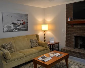 DAD's beautiful home at Historic Tuskegee! - Tuskegee - Living room
