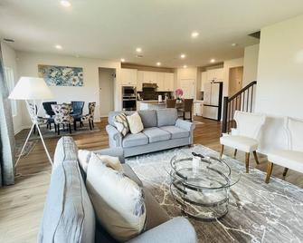 Cheerful 5 bedroom Home - 6 miles from Samsung - Manor - Living room