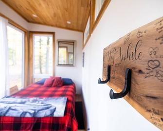 The Adler Cabin at Fernwood Hills - Strathroy - Bedroom