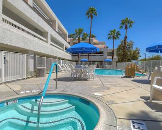 Motel 6 Palm Springs Downtown - פאלם ספירנגס - בריכה
