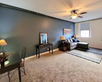 The Oxford 1BR apartment in historic downtown - Fairbury - Sala de estar