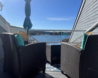 Aloha Cottage, Nanoose Bay - 2 Bdrm Oceanfront Unit with Private Deck - Nanoose Bay - Balcony