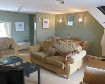 The Coach House Self Catering Apartments - Ballymena - Living room