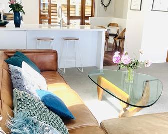 Newly renovated waterfront apartment with stunning views of Nelson Harbour - Nelson - Living room