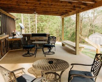 Newly remodeled home 4 Bedroom 3 Bath in private setting minutes from lake - Grenada - Binnenhof