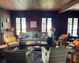 The Best of Both Worlds! Casual beach house living with all the modern updates! - Bay Head - Sala de estar