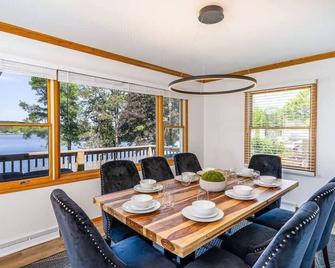 5BR Lakefront Getaway with hot tub - Cadillac - Essbereich