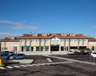 Hotel Arias Aeropuerto - Santiago del Monte - Edificio