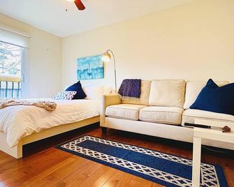 New Owner: Charming Tranquil by the Lake - Pickering - Habitación
