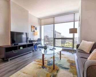 Private Luxury Apt with Gym - Stamford - Living room