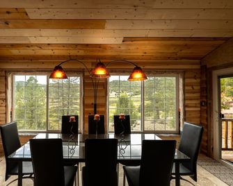 Gorgeous cabin getaway near Zion and Bryce Canyon National Park. - Alton - Comedor