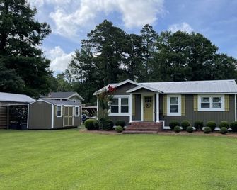 Perfect Lake Blackshear Family Escape with Big Screen Porch & Outdoor Fun Galore - Cordele - Edificio
