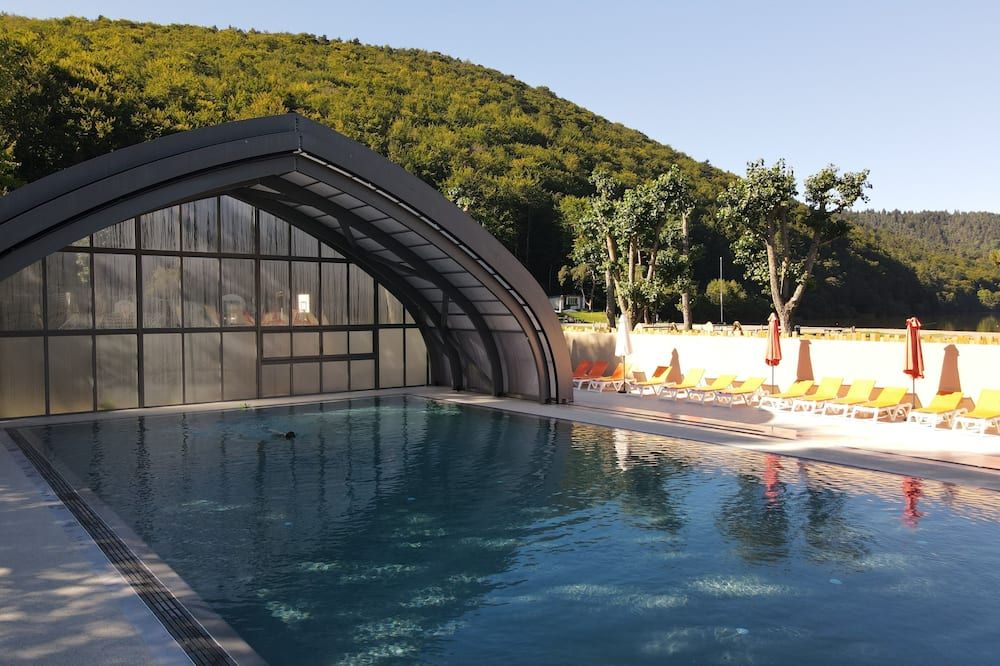 Hotel Domaine Du Lac Chambon - Murol - Zwembad