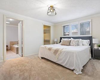 Newly Renovated, Modern Sleeps 21, Newly added AC/Heating units in each bedroom. - Burley - Camera da letto