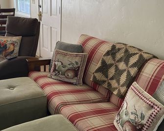 Cristine's Cozy Cottage in the Woods; Close to Town & Pet Friendly Fenced Yard! - Julian - Wohnzimmer