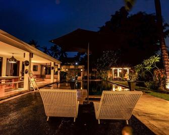 Riley's Retreat - Senggigi - Innenhof