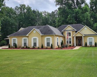 Poplar Meadow | King Bed • Gazebo • Pets Welcome! - Canton - Gebäude