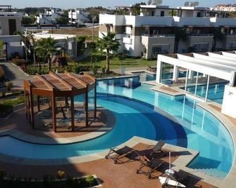 Side, 3-room apartment with pool area (in&out) & balcony, long stays welcome - Side