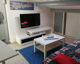 petite maison dans le parc national des calanques - מרסיי - סלון