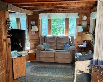 Genuine Maine Coast Cottage Experience - Stunning views of Penobscot Bay - Owls Head - Living room