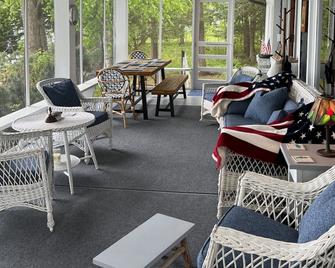 Charming Lakefront Cottage in one of the best locations on Burt Lake - Alanson - Patio