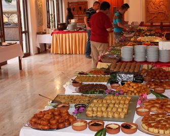 皮拉特飯店 - 卡爾坎 - 自助餐