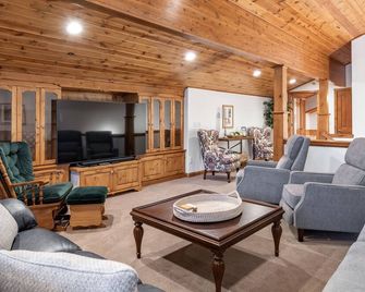 Family Getaway-Pool, Hot Spring, Scuba & Ice Castles 727 home - Midway - Living room