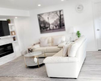 Beautiful 2 Bedroom Apartment Close to Hwy 401 & Hwy 8 in Cambridge - Cambridge - Wohnzimmer