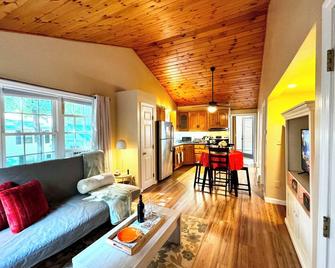 Cozy side-by-side 1 bed 1 bath Apartment - Relaxing Getaway\n - Fitchburg - Sala de estar