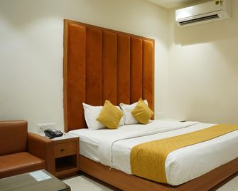Hotel Silver Palace - Jalgaon - Bedroom
