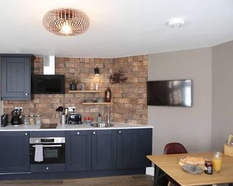 Cathedral Superior Apartment - Worcester - Kitchen