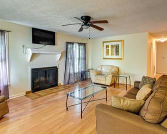Fayetteville Vacation Rental w/ Yard! - Fort Bragg - Living room