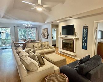Rare Opportunity! 3 Bedroom, Dog Friendly Sparrow Pond Cottage - Kiawah Island - Sala de estar