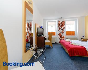 City Hotel-Pension Brandenburg - Brandenburg an der Havel - Bedroom