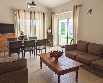 Charming Rustic Home with Private Pool, Terraces, Near Fishing Ponds and Attractions - 바르브쥬 생일레르 - 거실