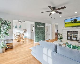 Garden Getaway in Norcross/Tucker - Tucker - Living room