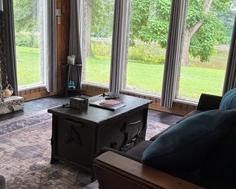 Charming 2-Bedroom Bungalow With Ac, Wifi,washer And Dryer, On The Creek. - Ellwood City - Sala de estar