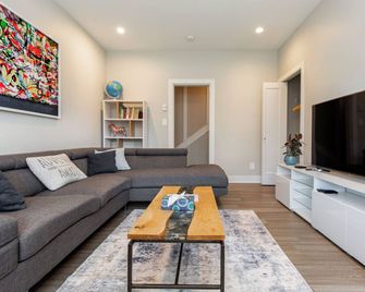 Cozy Garden Suite with Hot Tub and Perfectly Located - Victoria - Sala de estar