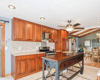 A Mansion With A Huge Indoor Heated Swimming Pool With A Bonus Theater Room. - Morton - Cocina