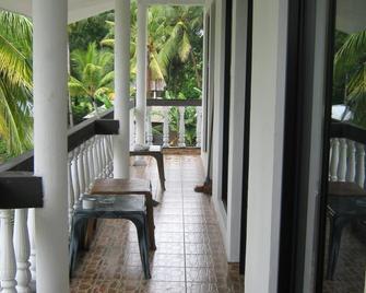 Manel Guest House - Habarana - Balcon