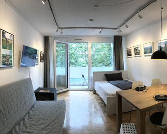 Quiet apartment in lively Schwabing - Munich - Living room