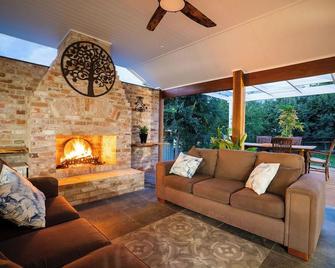Ananda Cottage - Albury - Living room