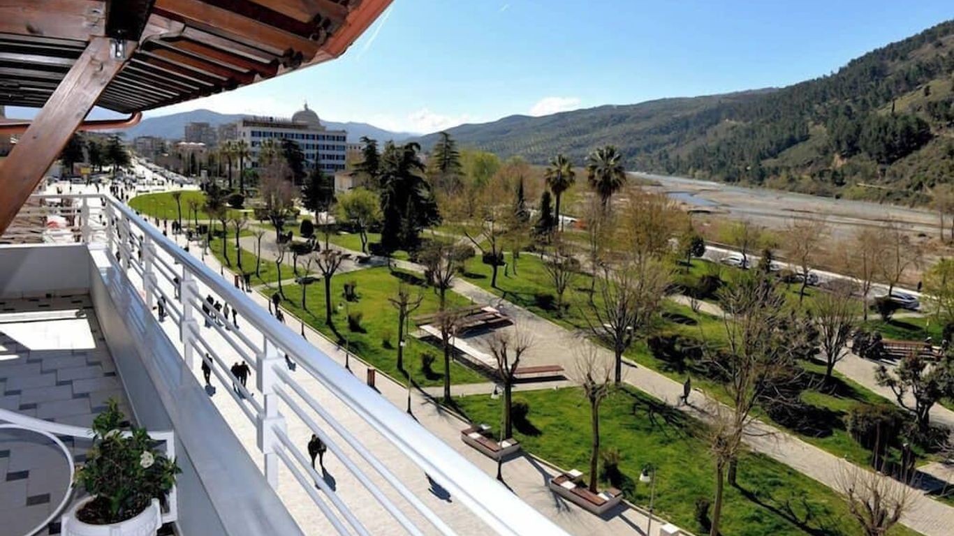 Hotel & Restaurant White City