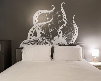 Ultimate Wine Country Retreat | Hot Tub, Arcade, and Mins to Spire and Winery! - Geneva - Bedroom