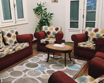 Discover Cairo: Stylish Apartment in the Heart of History - Madinat Coraya