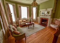 The Gregory House in Southern Maine close to many beaches & popular destinations - Saco - Living room