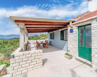 Beautiful Home In Zrnovo With Wifi - Žrnovo - Patio