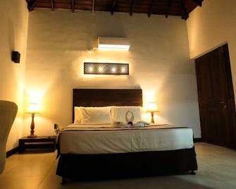 Amaluna Resorts - Negombo - Bedroom