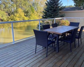 Large, 3 bedroom Cottage on Black River sleeps up to 10. - Port Huron - Balkon