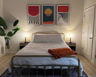 Uptown Luxury Studio On The Square Downtown Bloomington - Bloomington - Bedroom